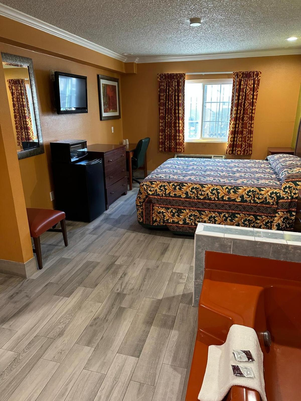 Heritage Inn And Suites Corona Exterior photo